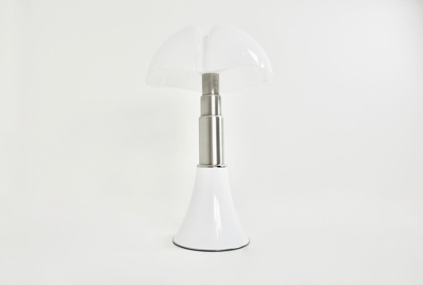 White Pipistrello Table Lamp by Gae Aulenti for Martinelli Luce