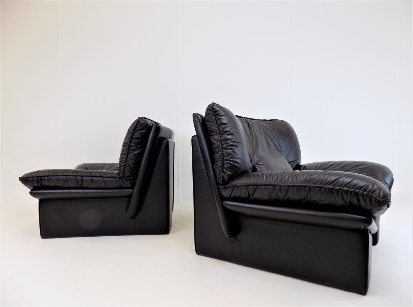 Set of 2 Nicoletti Salotti Ambassador leather armchairs