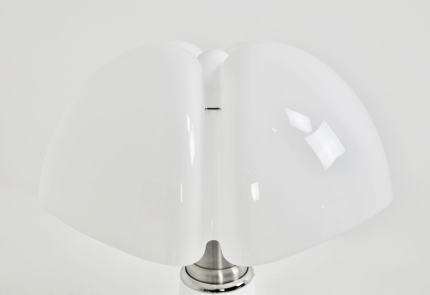 White Pipistrello Table Lamp by Gae Aulenti for Martinelli Luce