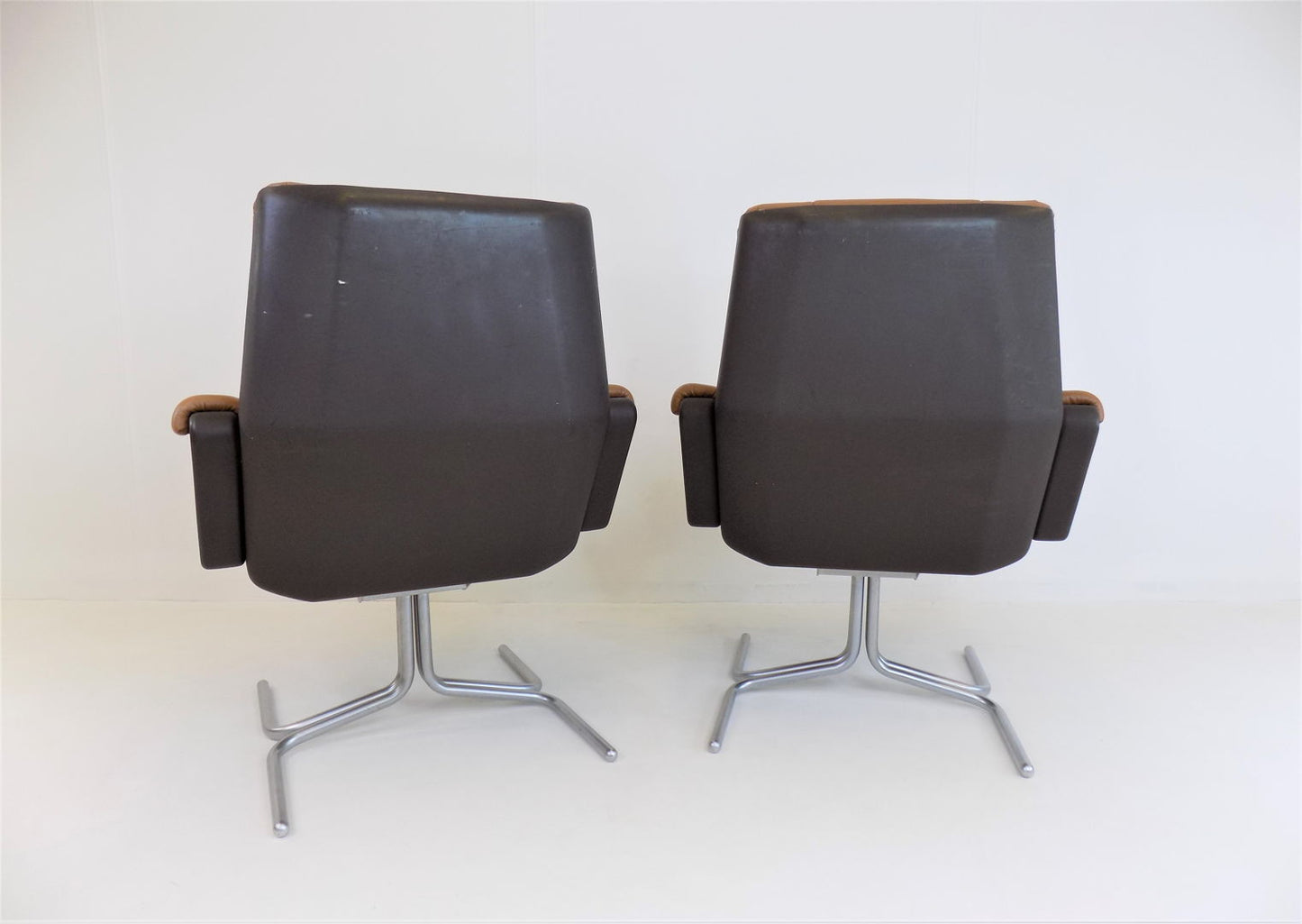 Set of 2 Mauser Seat 150 leather armchairs by Herbert Hirche