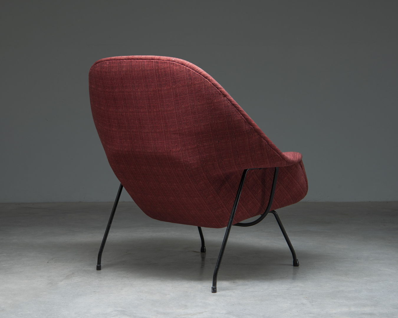 'Womb Chair' with ottoman, designed in 1946 by Eero Saarinen for Knoll Int