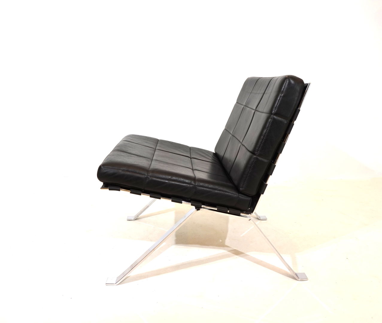 Girsberger 1600 leather lounge chair by Wilhelm Girsberger