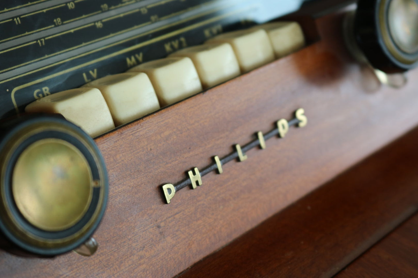 vintage radio | audio furniture | Phillips | closet