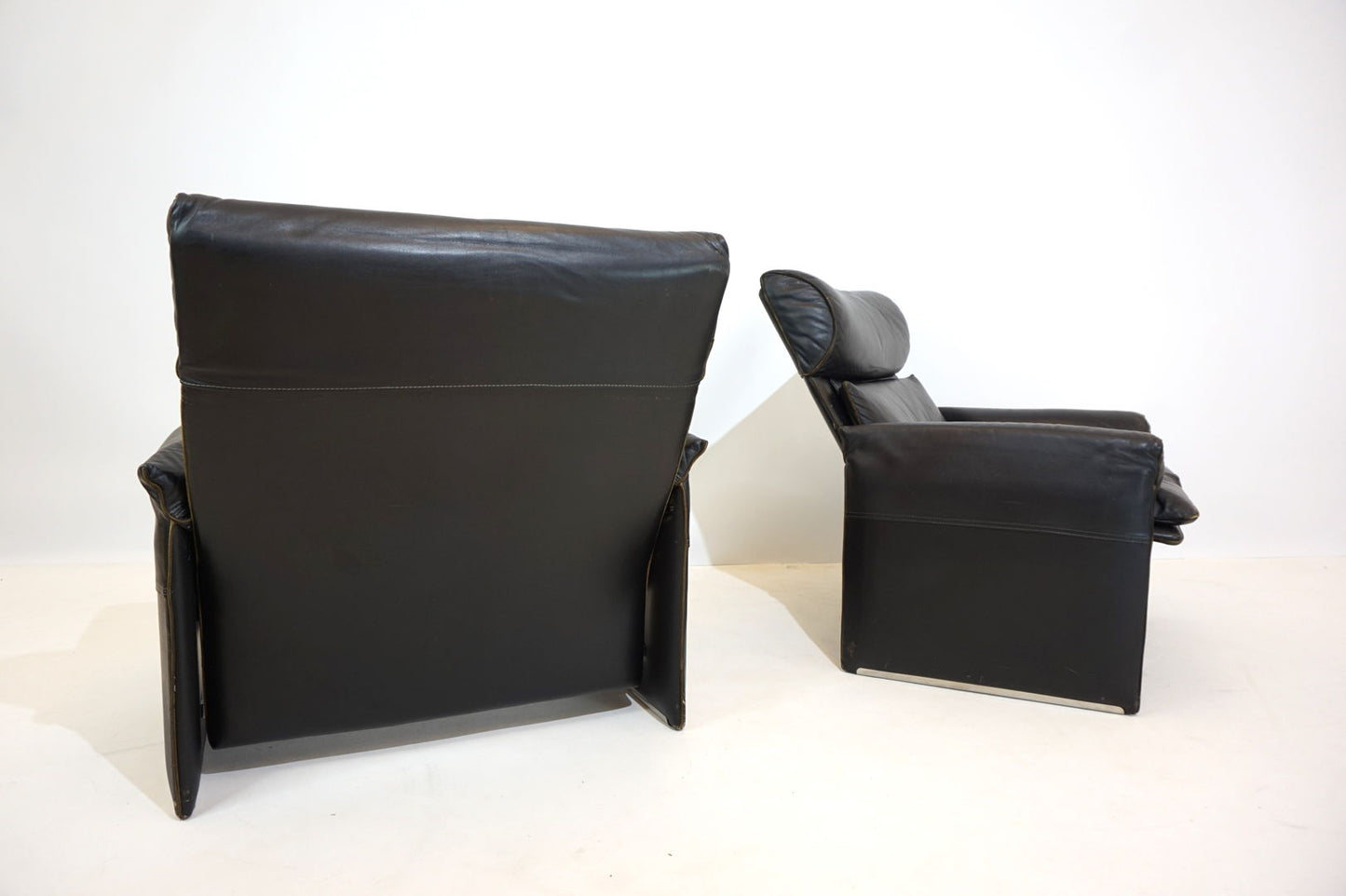 Saporiti Italia set of 2 leather armchairs by Giovanni Offredi