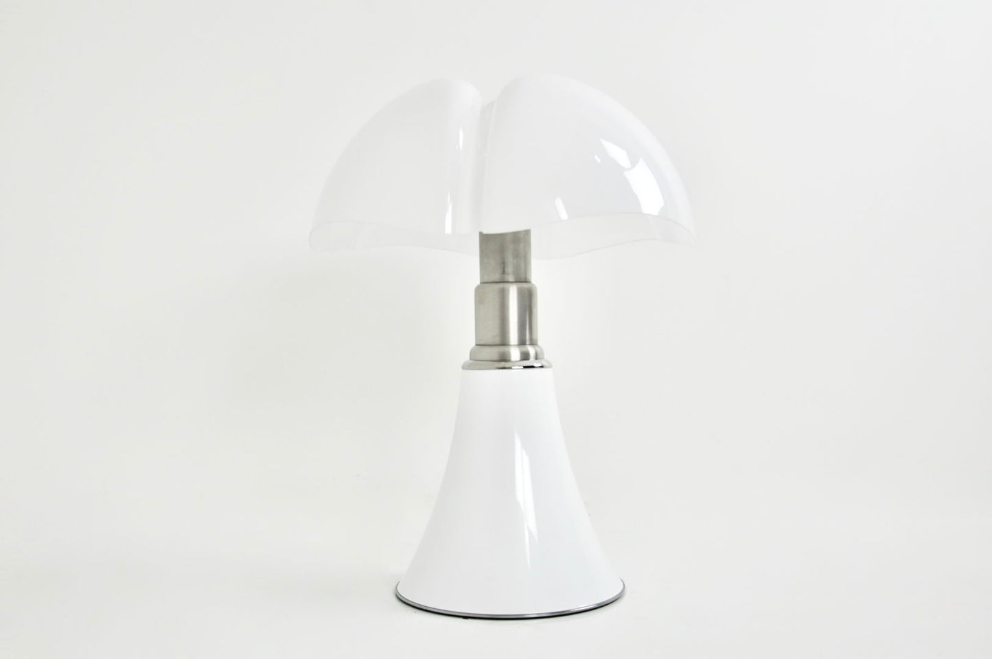 White Pipistrello Table Lamp by Gae Aulenti for Martinelli Luce