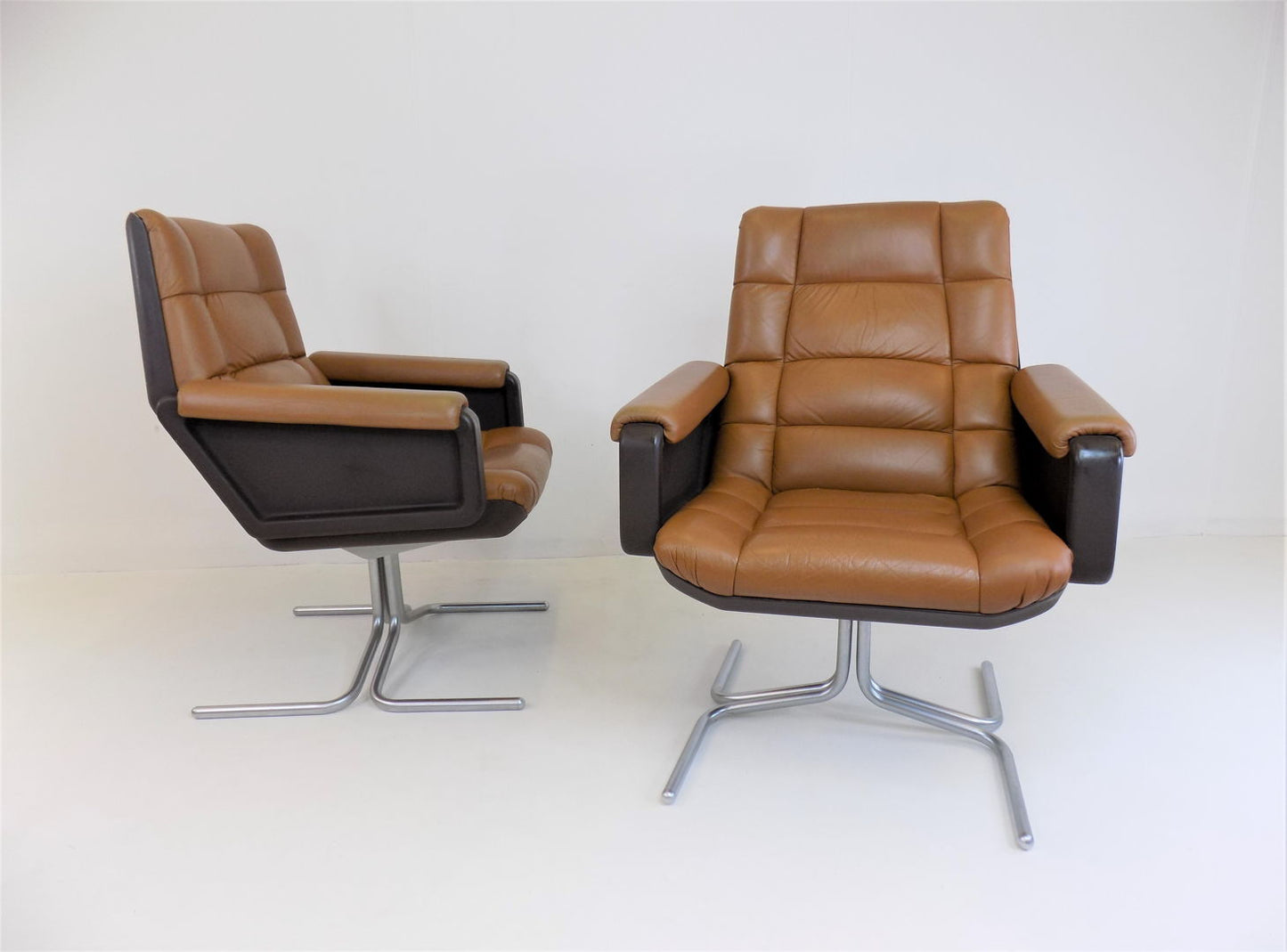 Set of 2 Mauser Seat 150 leather armchairs by Herbert Hirche