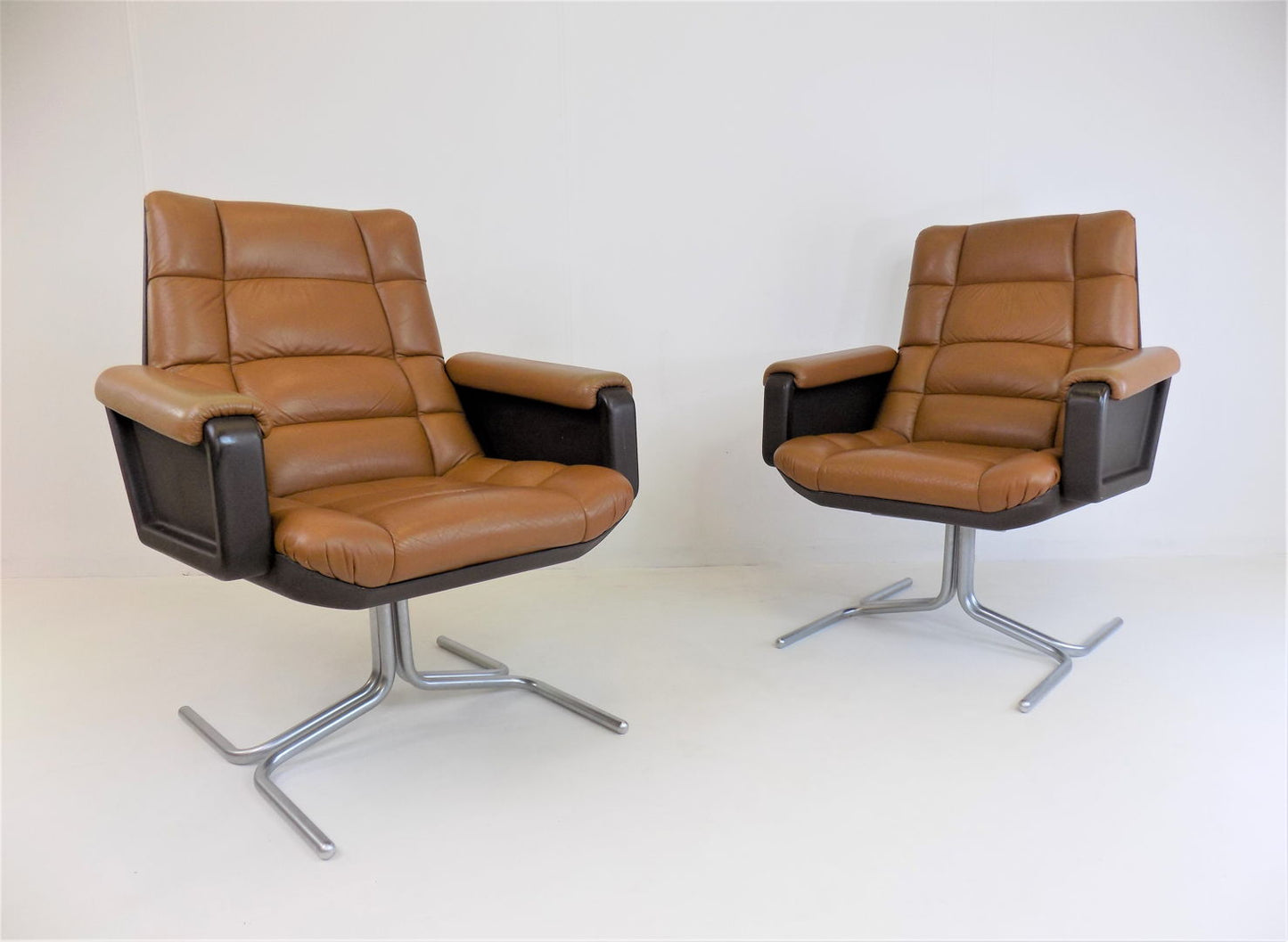 Set of 2 Mauser Seat 150 leather armchairs by Herbert Hirche