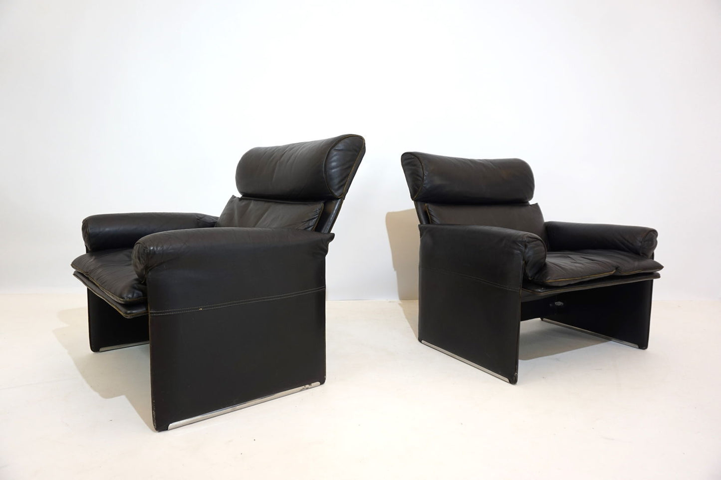 Saporiti Italia set of 2 leather armchairs by Giovanni Offredi