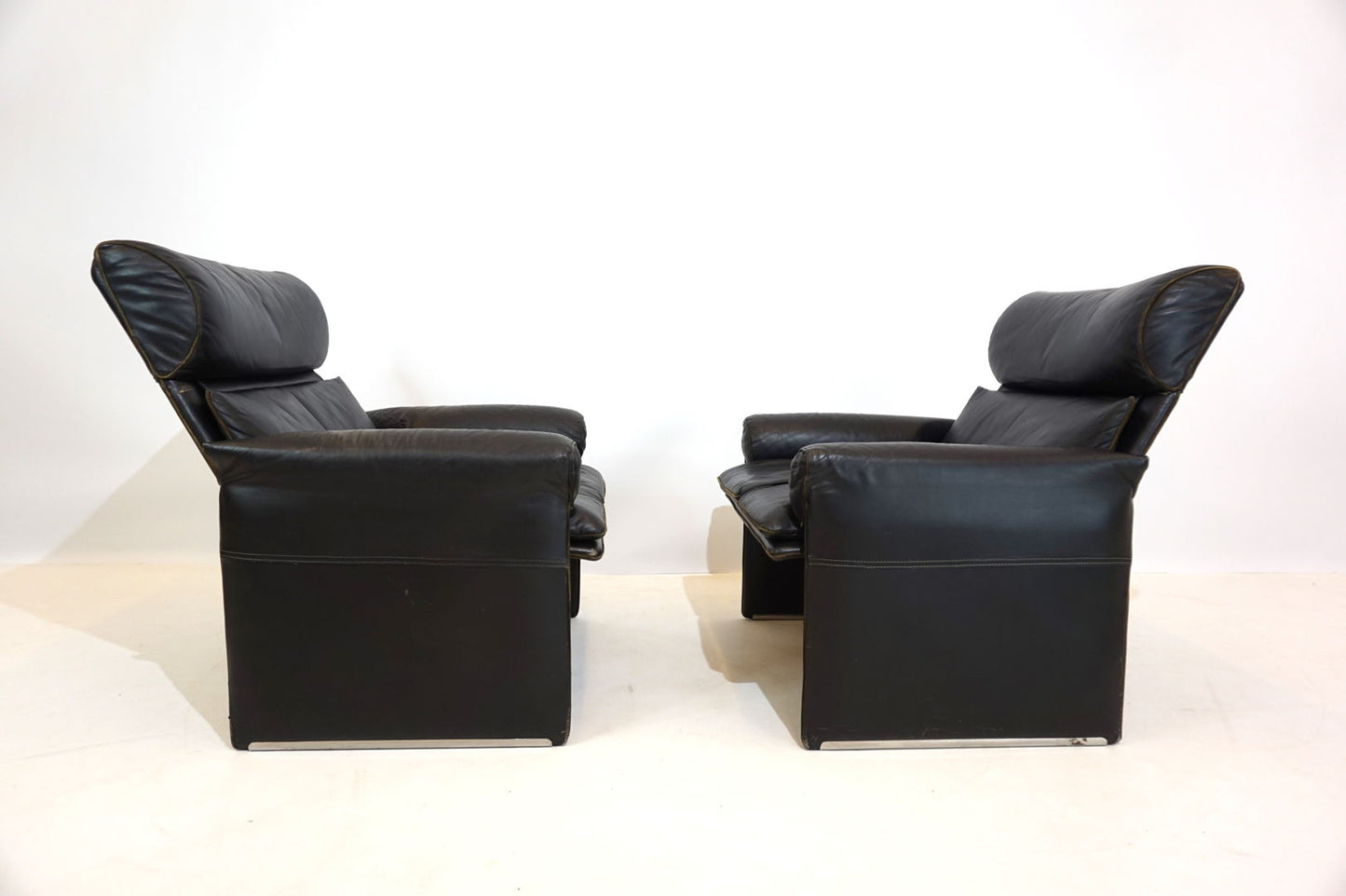 Saporiti Italia set of 2 leather armchairs by Giovanni Offredi