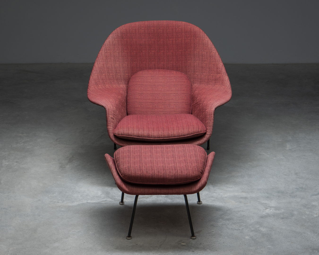 'Womb Chair' with ottoman, designed in 1946 by Eero Saarinen for Knoll Int