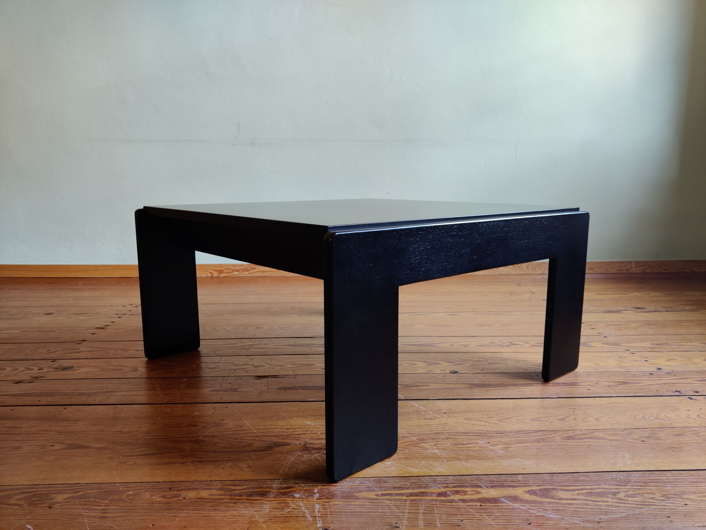 Knoll International coffee table by Tobia & Afra Scarpa