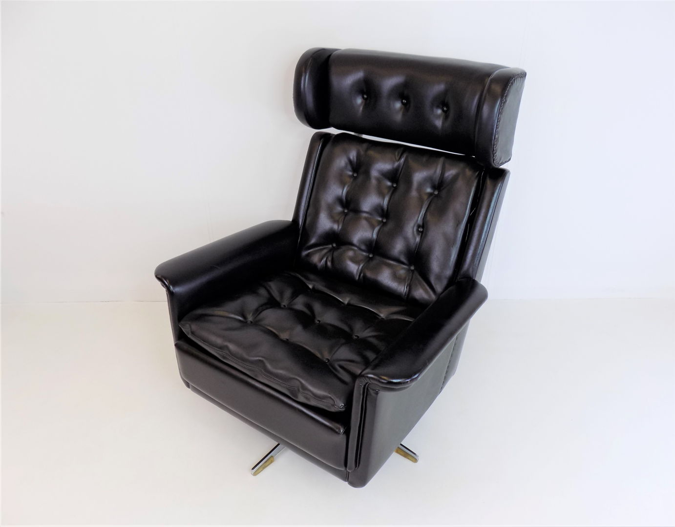 Leather armchair by Holtmann Möbelmanufaktur