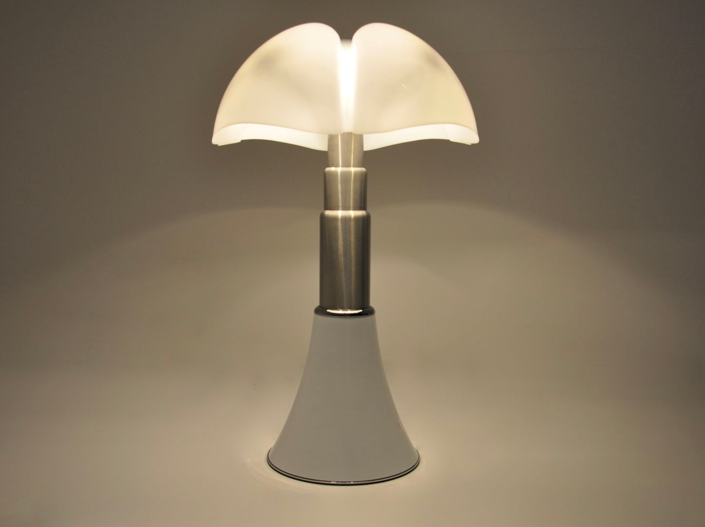 White Pipistrello Table Lamp by Gae Aulenti for Martinelli Luce