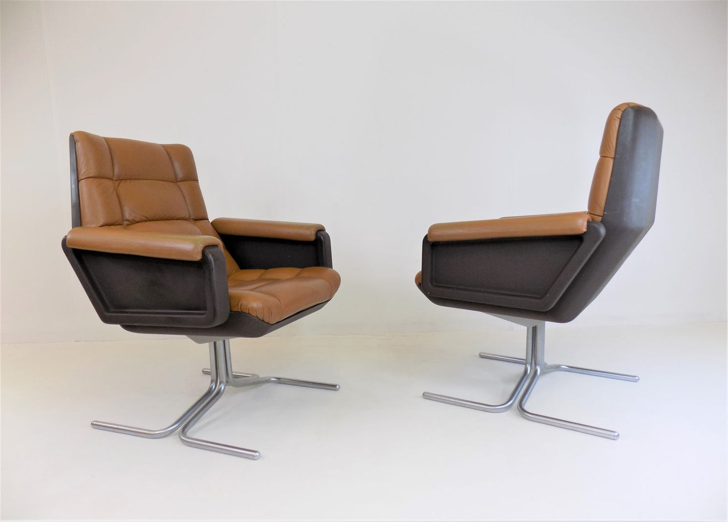 Set of 2 Mauser Seat 150 leather armchairs by Herbert Hirche