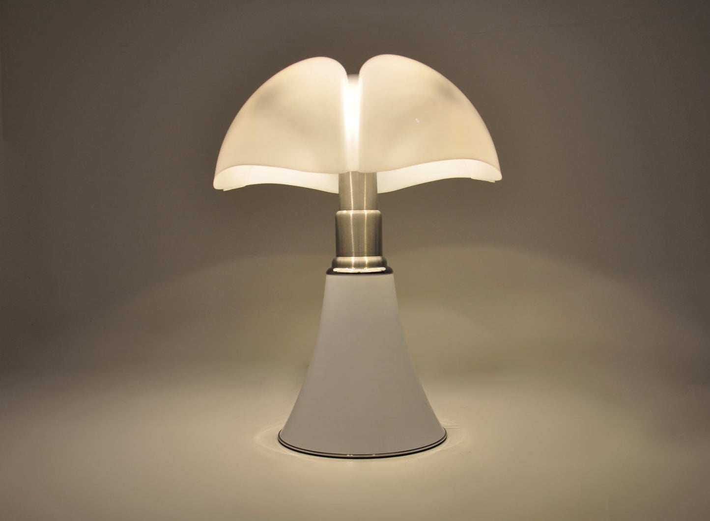 White Pipistrello Table Lamp by Gae Aulenti for Martinelli Luce