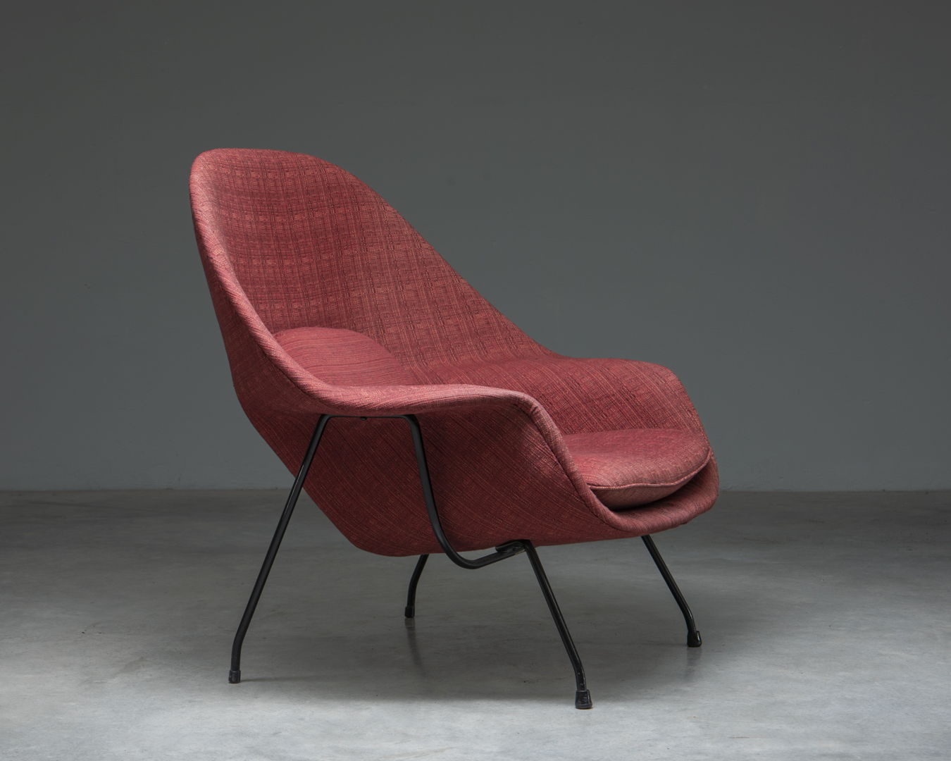 'Womb Chair' with ottoman, designed in 1946 by Eero Saarinen for Knoll Int