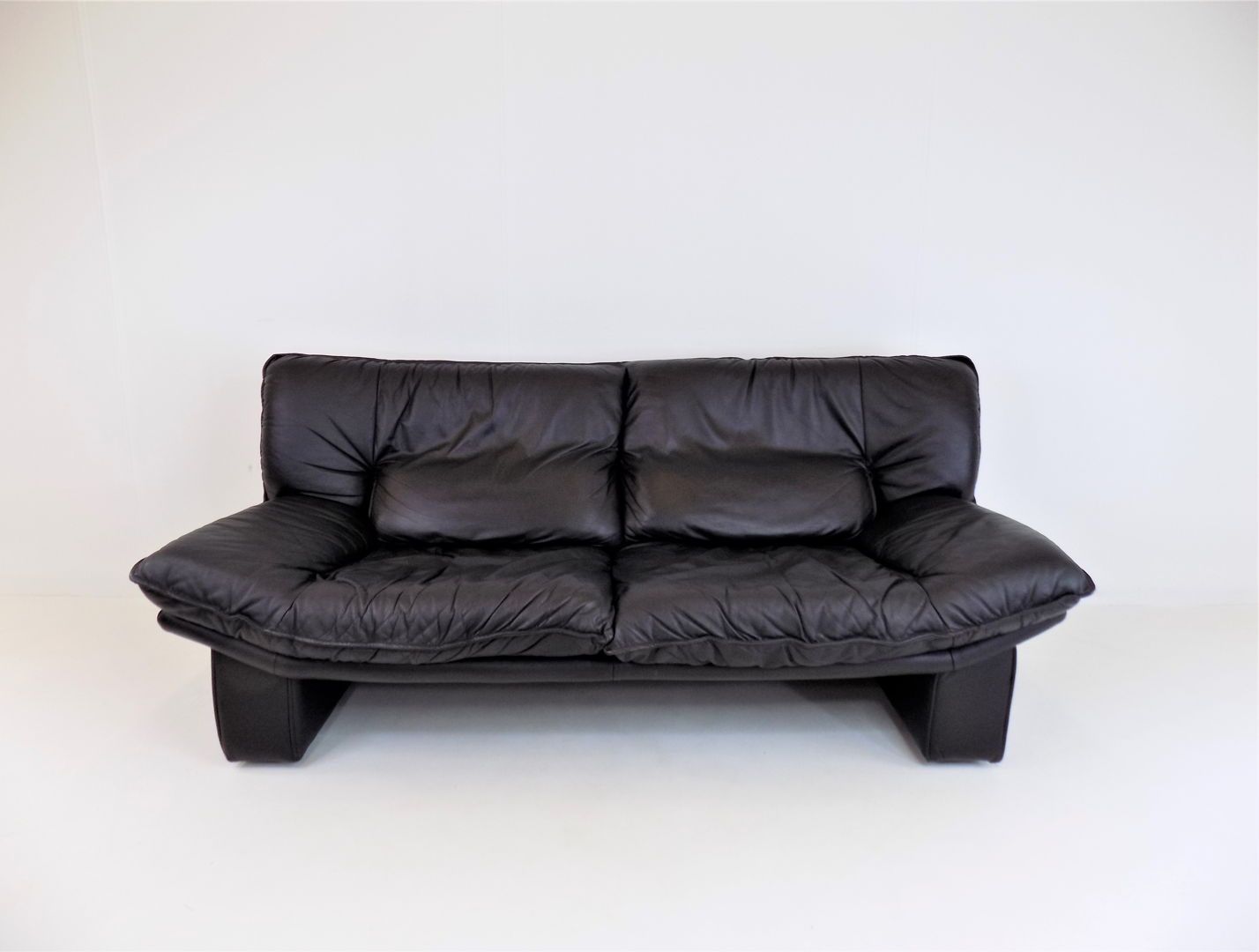 Nicoletti Salotti Ambassador leather 2 seater sofa