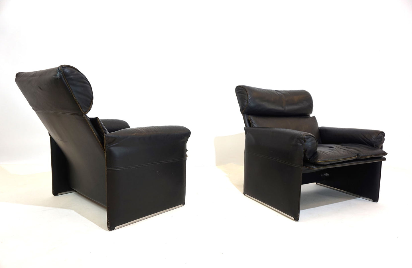 Saporiti Italia set of 2 leather armchairs by Giovanni Offredi