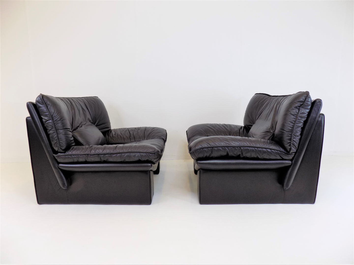 Set of 2 Nicoletti Salotti Ambassador leather armchairs