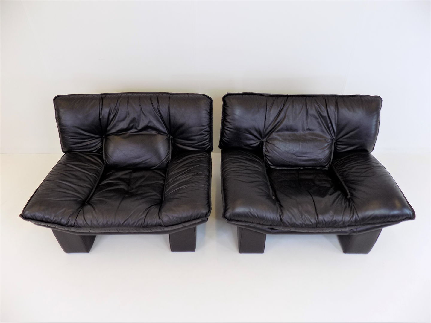 Set of 2 Nicoletti Salotti Ambassador leather armchairs