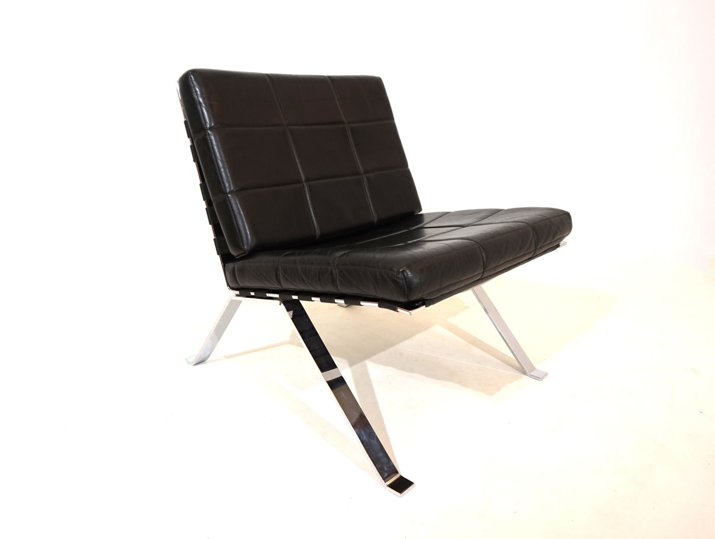 Girsberger 1600 leather lounge chair by Wilhelm Girsberger