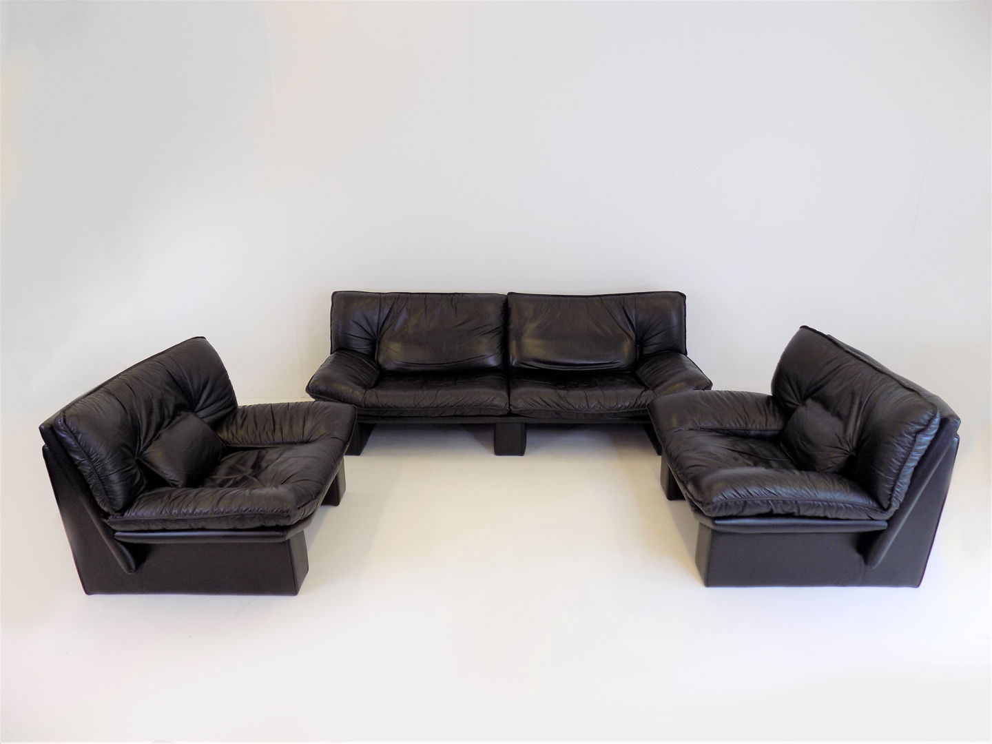 Nicoletti Salotti Ambassador Leather Living Room Set