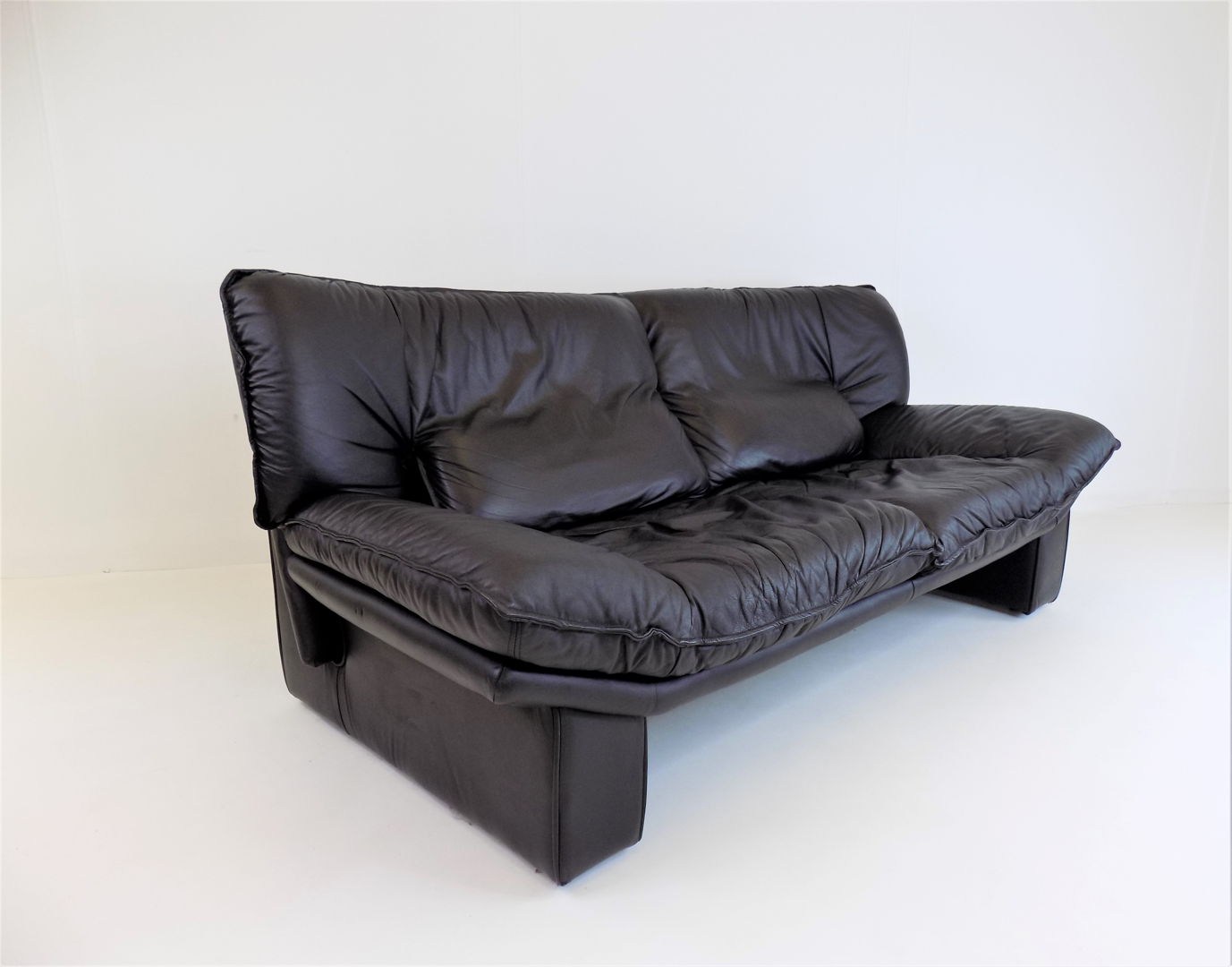 Nicoletti Salotti Ambassador leather 2 seater sofa