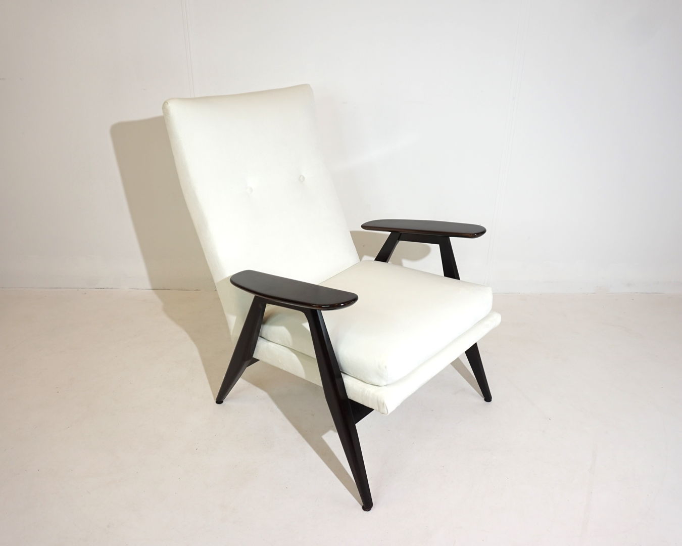 Steiner SK640 lounge chair by Pierre Guariche