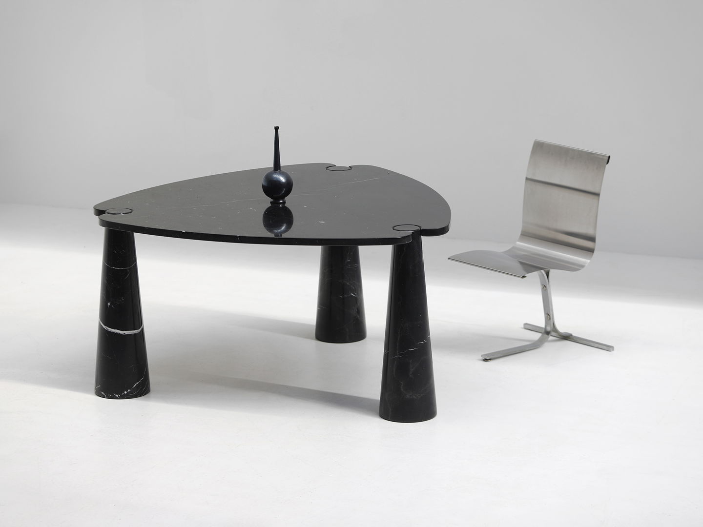 Marble dining table designed by Angelo Mangiarotti and manufactured by Skipper in 1970