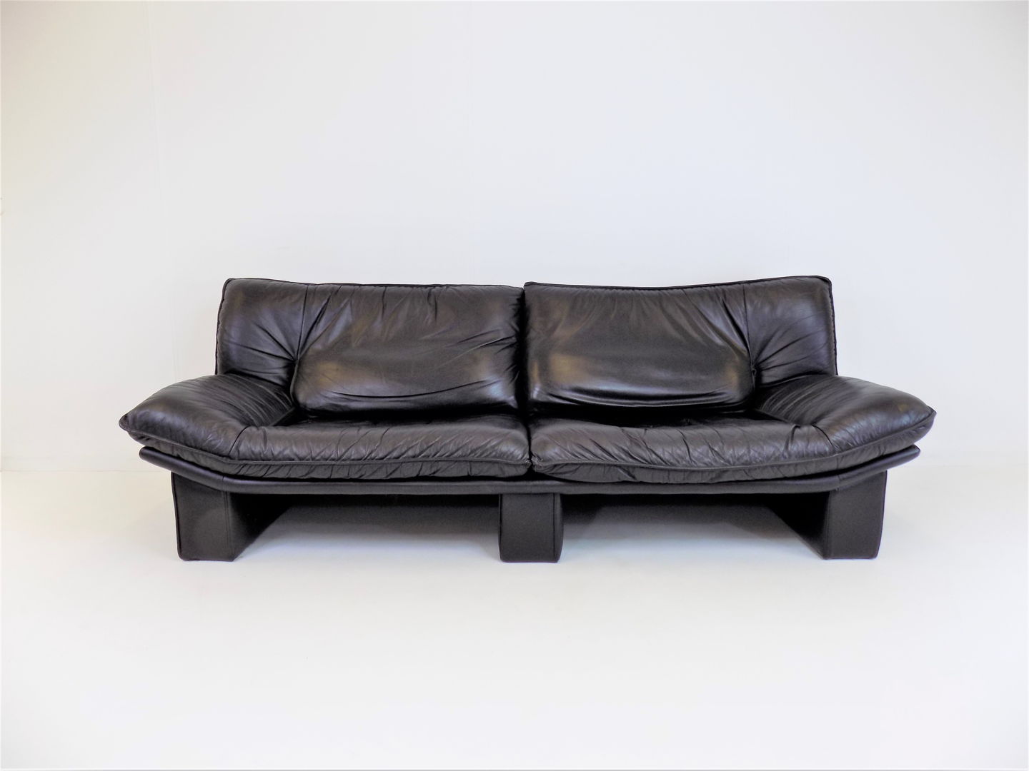 Nicoletti Salotti Ambassador Leather Living Room Set