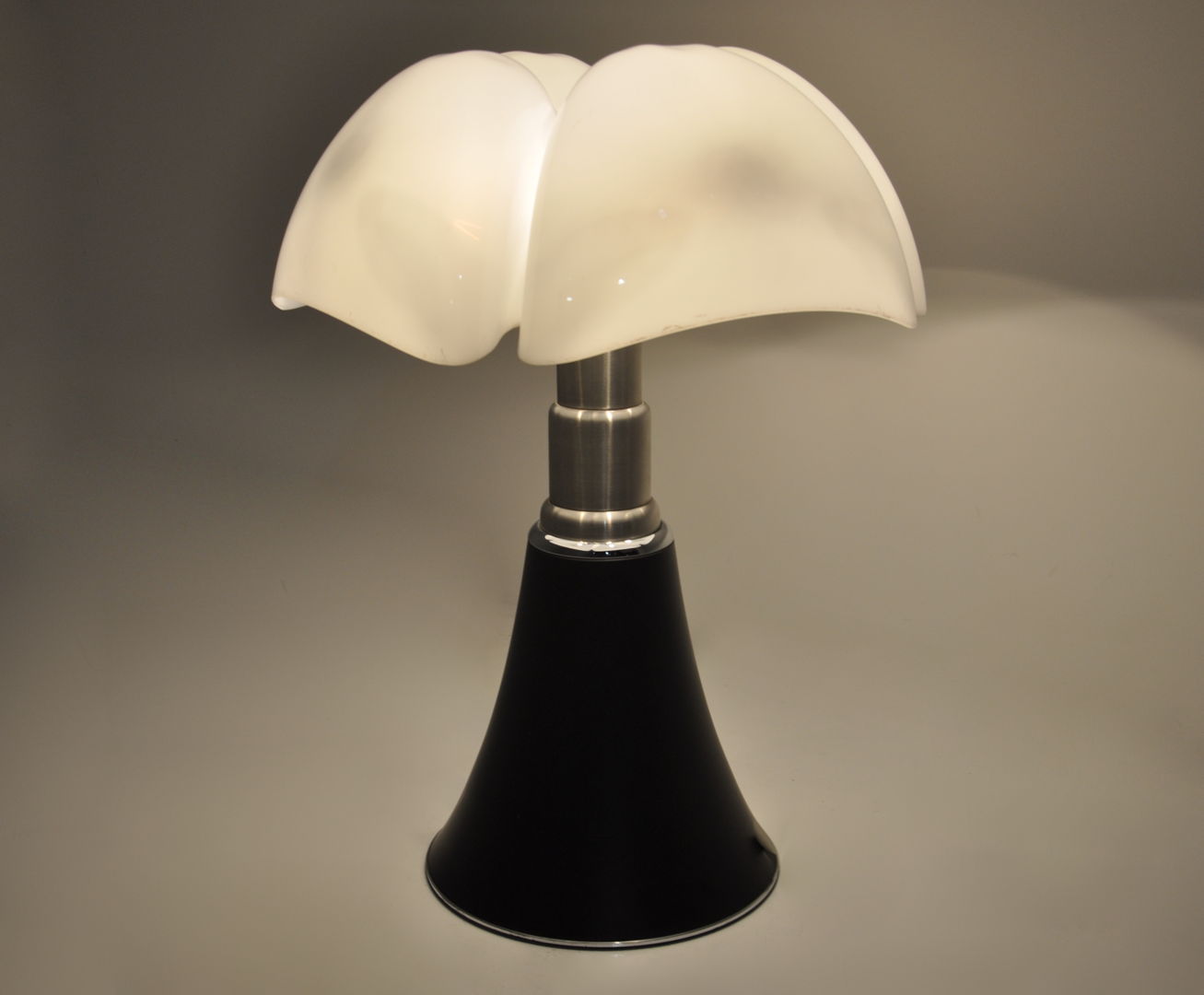 Black Pipistrello Table Lamp by Gae Aulenti for Martinelli Luce, 1960s